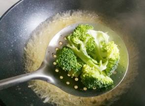 将西兰花放入面汤上焯30秒至变色捞出放入凉开水中备用。