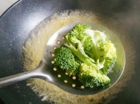 将西兰花放入面汤上焯30秒至变色捞出放入凉开水中备用。