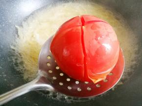 番茄同样放入面汤中烫1分钟至皮开，捞出过凉撕开皮。
