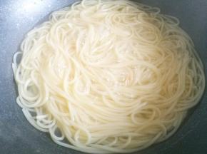 意面捞出过凉。