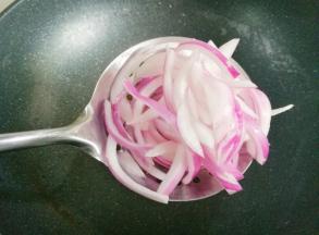 热锅热油，加入洋葱翻炒出香味。