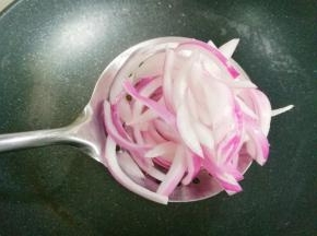 热锅热油，加入洋葱翻炒出香味。