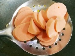 加火腿爆香。