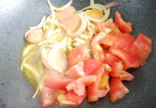 加番茄炒出水。