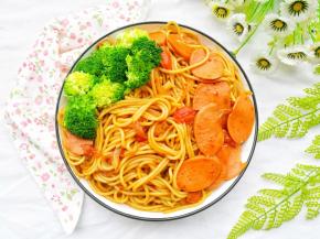 出锅，撒点葱花，摆上备好的西兰花，盛盘，开吃！