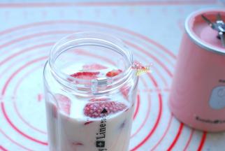 准备榨汁机杯子，把切成小块的草莓放进去，然后倒入牛奶。我的这个是小榨汁机，分量差不多是一人份，牛奶差不多用了200克左右就到了杯子的最大刻度。如果你用的是破壁机或料理机，那一次性可以多榨一些。
，榨汁