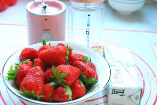 准备好所需要的食材。准备一盒牛奶，任何品牌都可以，准备草莓适量。我这个图中比较多，其实用不了这么多的，我用了大概五六颗，榨出来的草莓汁颜色不是很红。