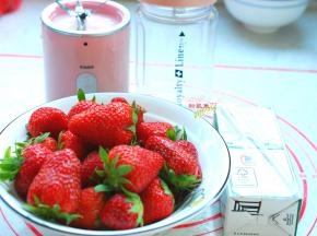 准备好所需要的食材。准备一盒牛奶，任何品牌都可以，准备草莓适量。我这个图中比较多，其实用不了这么多的，我用了大概五六颗，榨出来的草莓汁颜色不是很红。