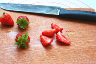 先把草莓清洗干净。草莓有很多残留物，不太容易清洗。教您一个小窍门：先把草莓用流动水冲洗两遍，然后放入小苏打水中浸泡5分钟，没有小苏打用盐水也可以。5分钟后捞出来，再冲洗两遍，这样的草莓基本上就清洗干净了。洗好的草莓去蒂切成小块。