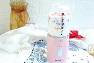 把榨汁机盖好盖子，点按启动，榨汁机开始工作。如果你的是破壁机或料理机，那就根据您自己的机器设定就好了。