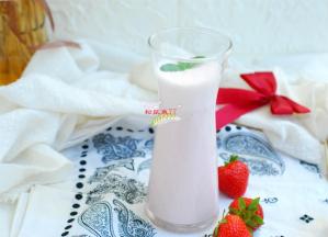 几个草莓一杯奶，2分钟做一个健康的饮品，比买的饮料好多了，你也赶快试一试吧！