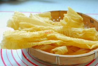 先把豆皮泡软，我用的是这种干豆皮，超市和农贸市场都有卖的，挺简单，用开水泡上三五分钟就好了。