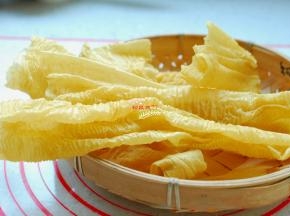 先把豆皮泡软，我用的是这种干豆皮，超市和农贸市场都有卖的，挺简单，用开水泡上三五分钟就好了。