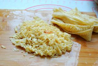 现在开始做馅吧！豆腐皮泡好了，取出来挤干水分，切碎。做馅饼的馅不像饺子馅，不用太碎，适当就好。