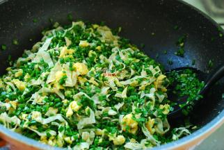 3个鸡蛋磕在碗内，一次性加入足够的盐搅拌均匀，入油锅炒成鸡蛋碎。韭菜择洗干净，切成碎，等鸡蛋晾凉后把韭菜碎、豆皮碎，一起放进去，加入适量香油，搅拌均匀，馅料就调好了。