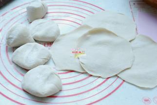 这时候面也醒好了，取出来分成小块，揪成小剂子，擀成圆片。馅饼的皮要比饺子皮大一些，和包子皮差不多就行，这样才容易包住馅。