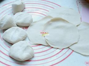 这时候面也醒好了，取出来分成小块，揪成小剂子，擀成圆片。馅饼的皮要比饺子皮大一些，和包子皮差不多就行，这样才容易包住馅。