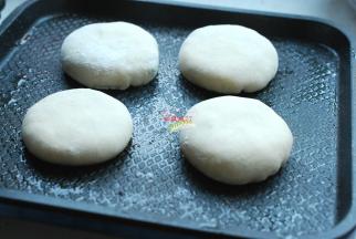 电饼铛预热，刷上适量食用油，把馅饼坯子放进去，盖上盖子，3分钟后翻个面，再烙2分钟，就差不多了。两面烙制金黄就可以出锅了。