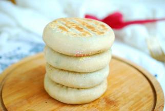 早餐别出去买了，就吃这个吧！这舒服又热乎的早餐，一点也不难，提前晚上和好面，调好馅，早起半小时就能吃到热乎好吃的馅饼了，再来一碗暖心的清粥，这早餐吃得多舒服！