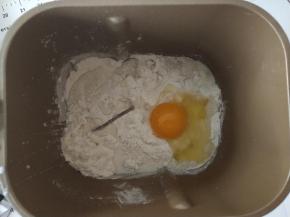 2，除黄油外所有材料放入面包机揉面。