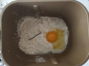 2，除黄油外所有材料放入面包机揉面。