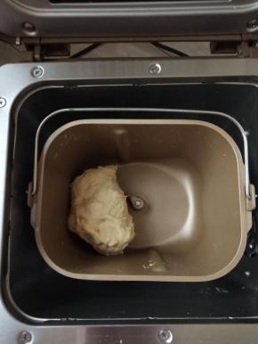 3，揉成团后加入黄油继续揉。