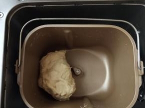 3，揉成团后加入黄油继续揉。