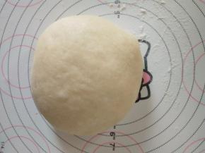 7，发酵好后排出气泡，滚圆盖保鲜膜松弛15分钟。