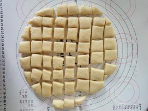 8，将面团擀成1厘米后的面片，切割成2乘以2厘米的小方块。