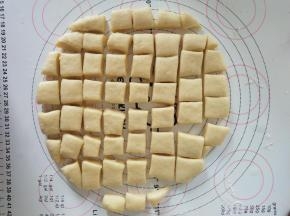 8，将面团擀成1厘米后的面片，切割成2乘以2厘米的小方块。