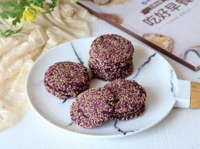 紫薯芝麻饼烤熟后趁着吃，特别的香