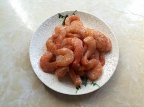 虾仁解冻后去掉背部的虾线