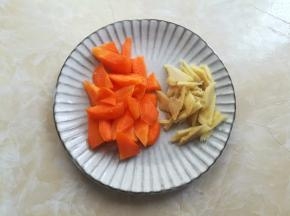 胡萝卜清洗干净切成小块，生姜洗净去皮切小片