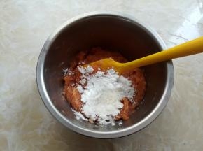 搅打好的胡萝卜虾肉泥放入盆子里，加入玉米淀粉和盐先简单混合