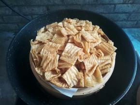 豆皮放蒸笼里，隔水蒸15分钟，豆皮不需要泡水，如果没有蒸笼，可以放有深度的碗里，注意不要进水