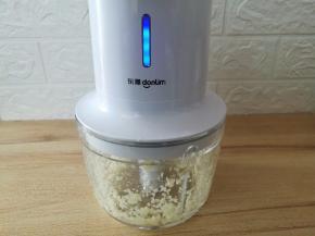 蒜米剥皮后放入料理机中搅成蒜蓉，或者用菜刀切细一些