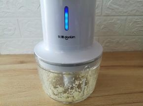 蒜米剥皮后放入料理机中搅成蒜蓉，或者用菜刀切细一些