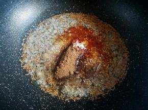 一次性加入步骤2里盘子中的食材