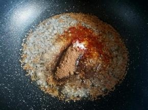 一次性加入步骤2里盘子中的食材