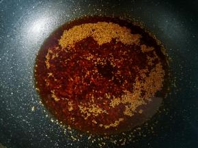 加入生抽和蚝油，继续混合均匀，保持小火加热，火大了会糊掉