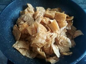 锅里倒入蒸过的豆皮