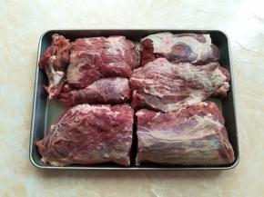挑选新鲜的牛肉，最好用牛腱子肉，去掉表面多余的筋膜，清洗干净，切成手掌大小。