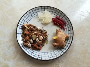 提前把生姜、干辣椒和冰糖放到一个盘子里备用，再准备一个香料包