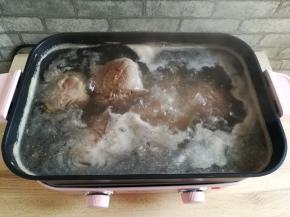 深锅里加足量的水，牛肉冷水下锅，一直煮到牛肉没有血水渗出，再煮3分钟左右，牛肉捞出冲洗干净