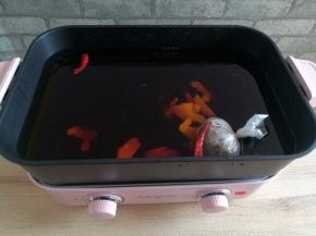 深锅里重新加适量的水，放入切片的生姜，卤肉用的香料包，白酒、酱油、冰糖和盐，干辣椒也一起放到锅里，卤水大火烧开后转中小火熬15分钟