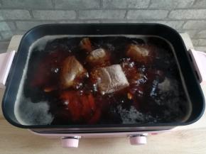 放入焯过水的牛肉煮开后中火卤50分钟