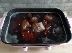 放入焯过水的牛肉煮开后中火卤50分钟