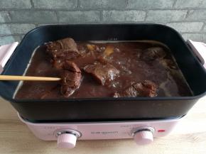 卤好的牛肉用筷子很轻松的穿透就可以关火了。牛肉卤好以后，别急着捞，放在卤水里浸泡3个小时，这样会更入味一些。卤水的量要一次性给足，如果水少了再加，会影响卤肉的口感和香味