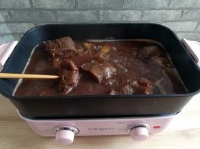 卤好的牛肉用筷子很轻松的穿透就可以关火了。牛肉卤好以后，别急着捞，放在卤水里浸泡3个小时，这样会更入味一些。卤水的量要一次性给足，如果水少了再加，会影响卤肉的口感和香味