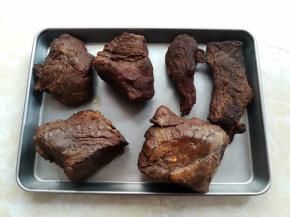 卤好的牛肉捞出来沥一下卤水，放入冰箱里晾干一个晚上，夏天温度高，最好放到冰箱里去